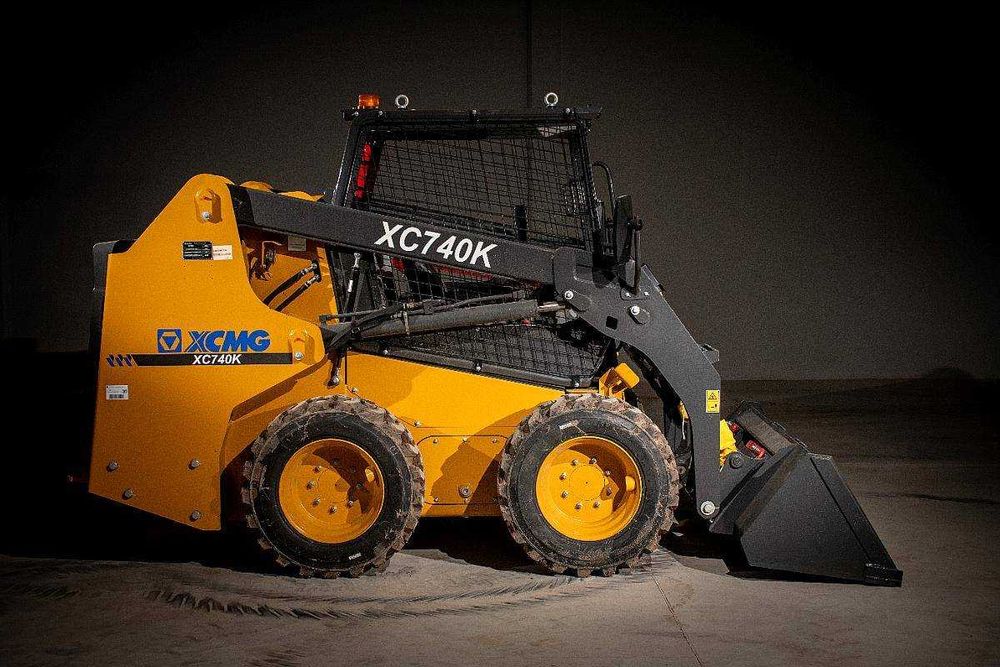 Мини-погрузчик XCMG XC740K — Ваш универсальный солдат! 0,4 куба