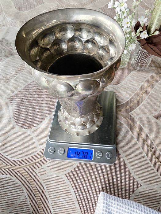 Продавам сребърна чаша