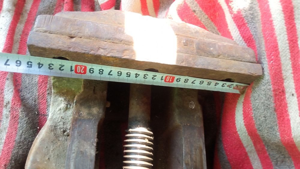 Тисы, тиски,тисочки.