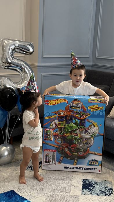 Hot Wheels ultimate garage