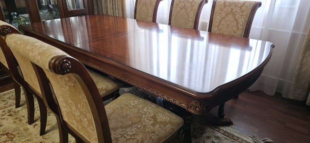 Продам стол обеденный со стульями.