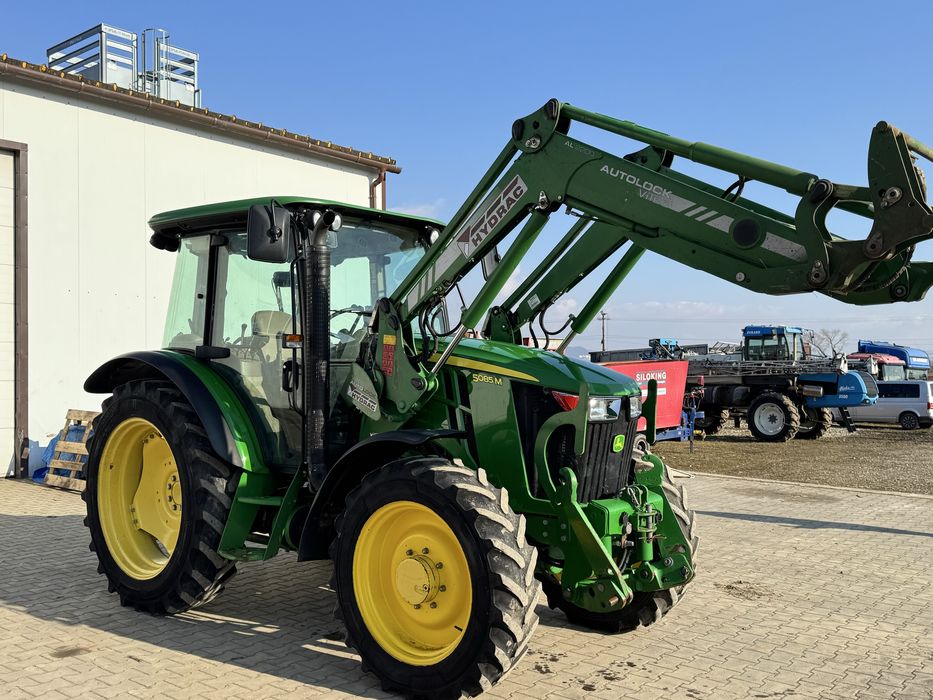 Tractor John Deere 5085M cu  incărcător frontal