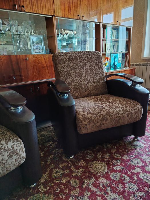 Продаю уголок диван и два кресла