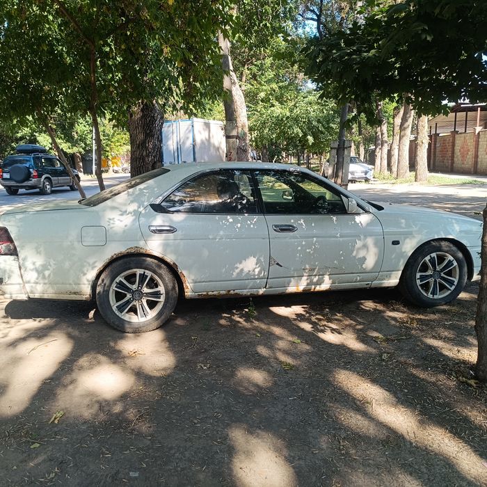 Машина Nissan laurel