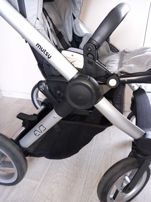 Бебешка количка Mutsy Evo + всички аксесоари.