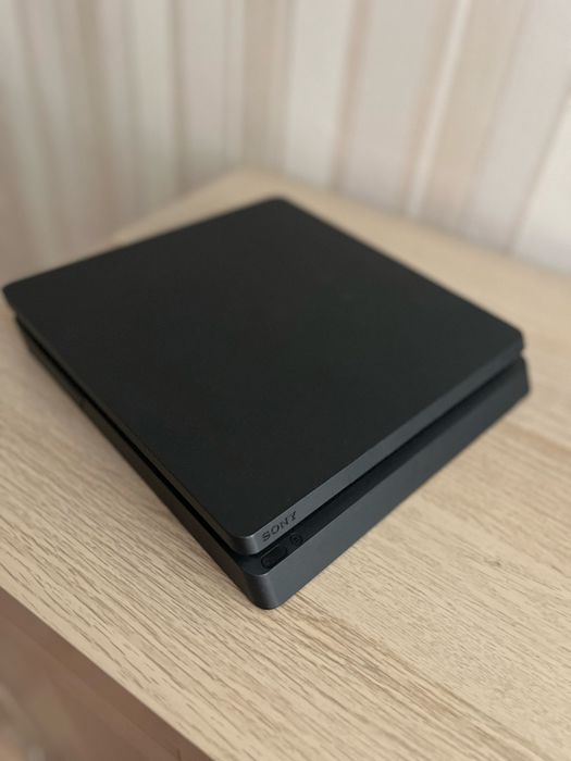 Playstation 4 Slim 1  Tb ,2 джойстика