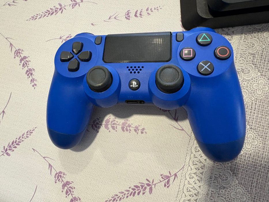 Vând PS4 Slim în stare bună.  Consola funcționează fără probleme. Vine însoțită de: - 1 manetă (controller) - jocurile: The Last of Us Part I, part 2