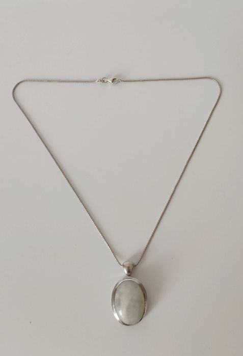 Сребърно колие с голям овален камък