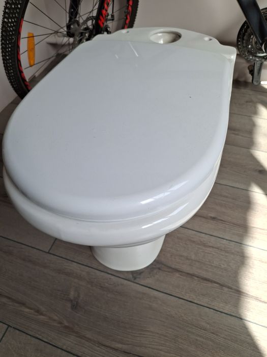 Унитаз с бачком.