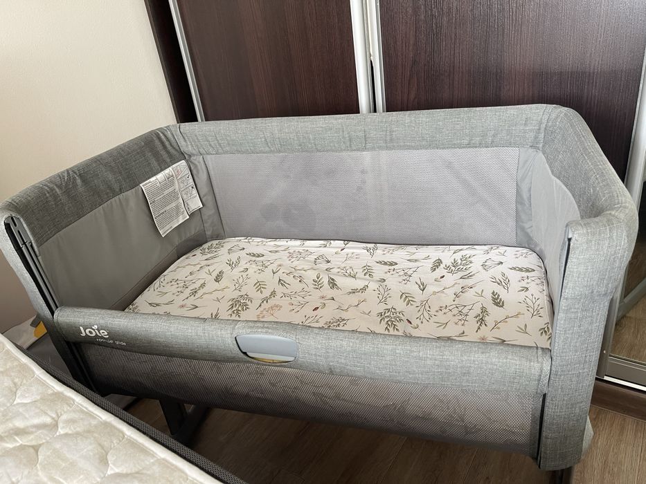 Продам манеж Joie