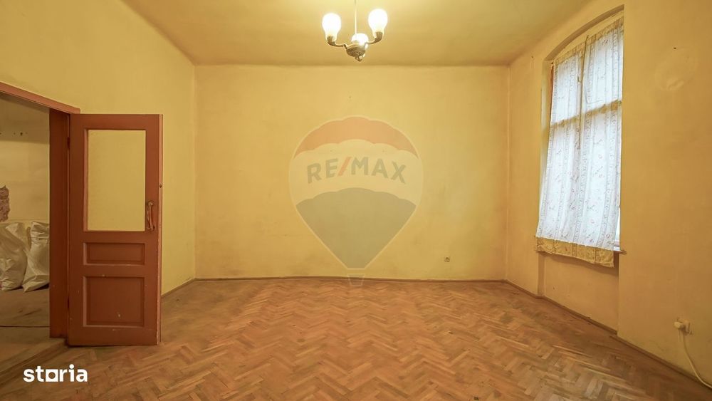 Vilă pe str Alexandru Ioan Cuza, 10 camere, S + P + E, teren 282 mp