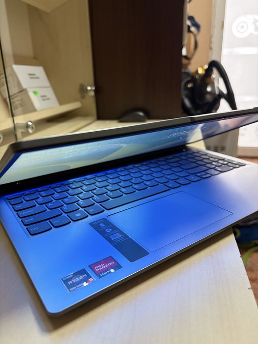 Lenovo IdeaPad Slim 3 15ABR8