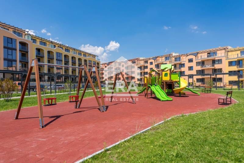 Тристаен апартамент за продажба, с голяма дневна и морска панорама, в