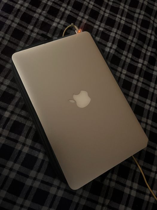 Продам MacBook Air в хорошем состоянии.