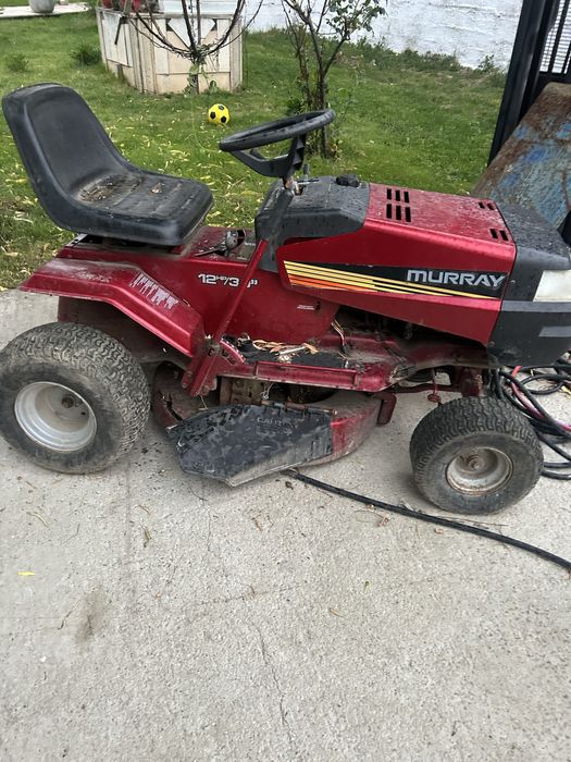 Tractoras tuns iarba murray