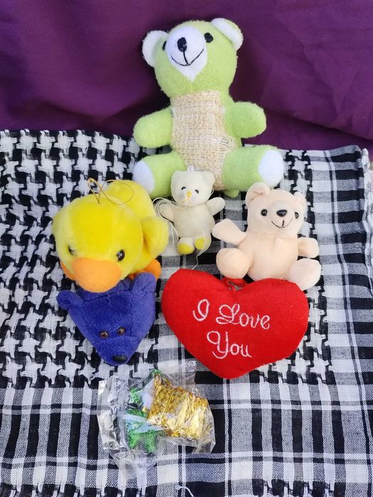 Големи и малки плюшени играчки