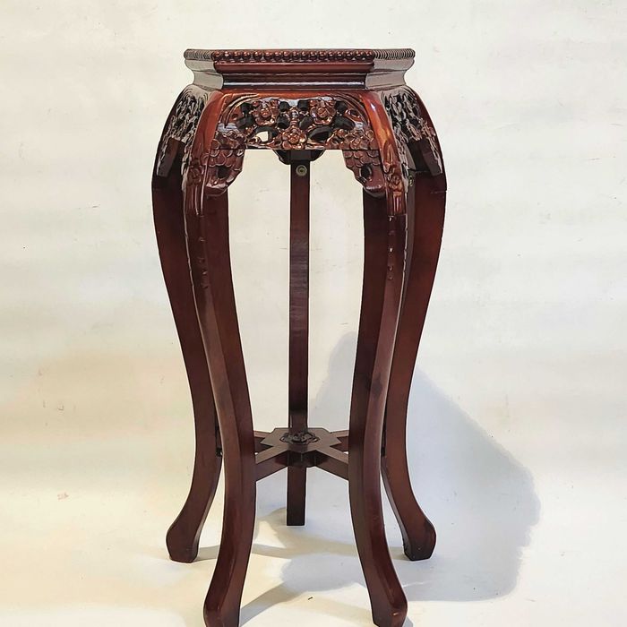 Поставка за цветя с мраморен плот и дърворезба/тъмна