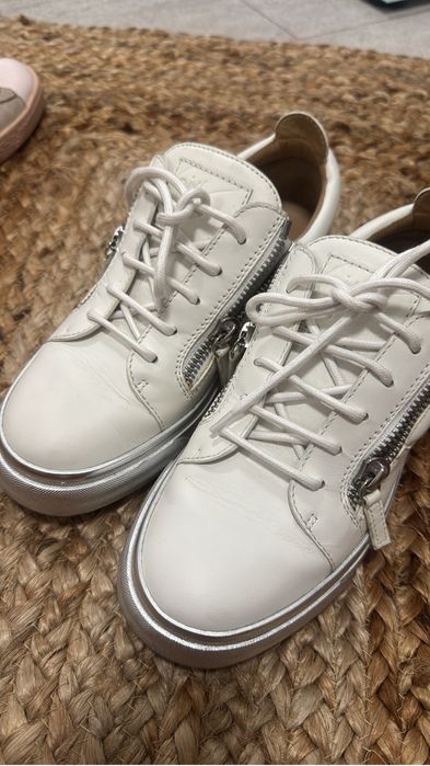 Adidasi superbi si comozi