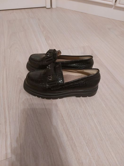 Обувь для девочки лоферы и туфли чёрные кожаные  35 и 34 размера