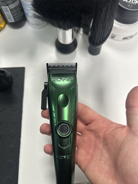 Vand Rovra Voron impreuna cu un trimmer babyliss cu lame noi pe el