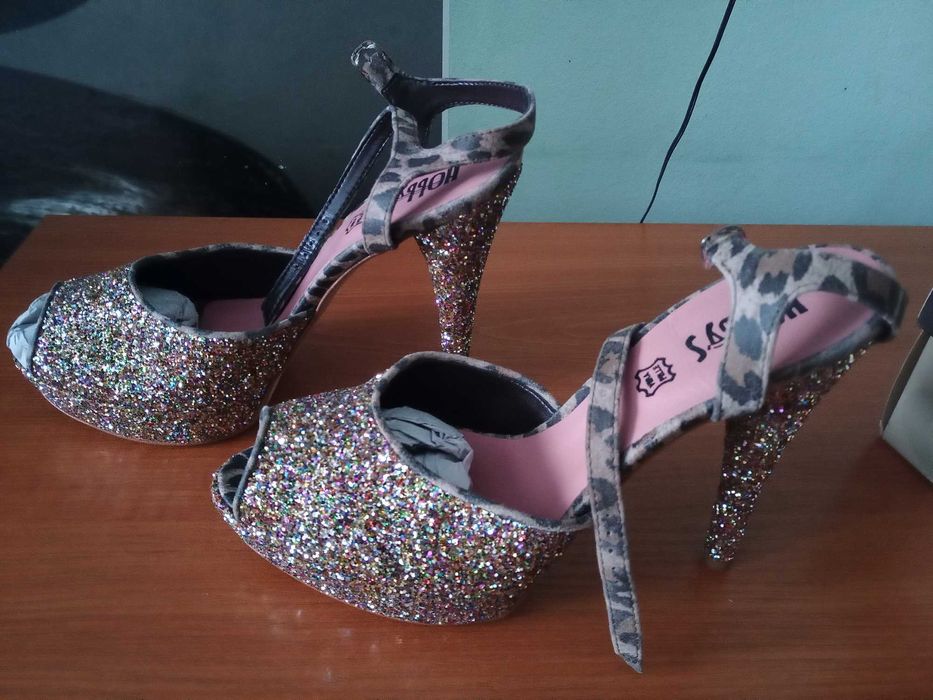 Дамски сандали с висок ток