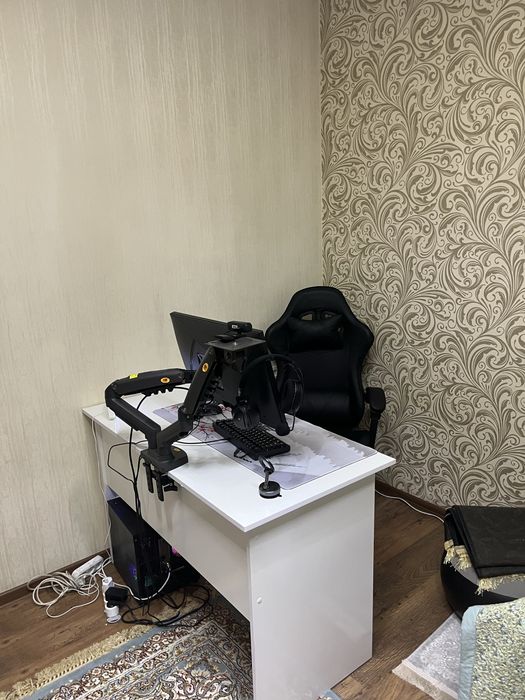 Игровой компьютер и стол кресло