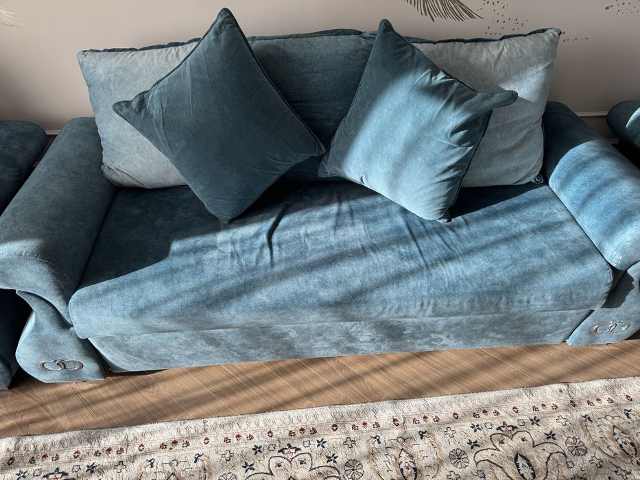 Срочно продам диван с креслами