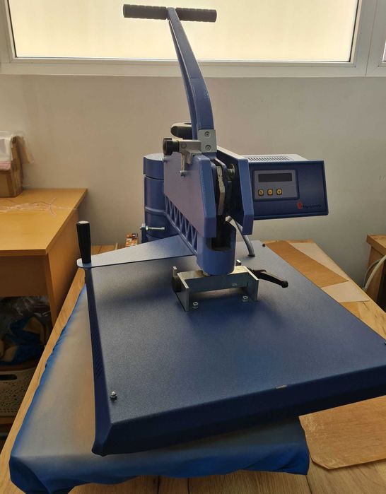 Ръчна топлинна преса с електронно регулиране на време и температура.