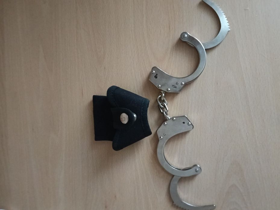 Полицесйки белезници с кобур