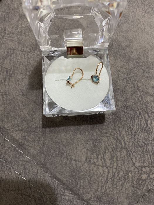 Золотые серьги.