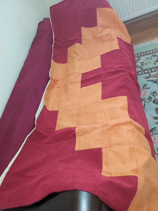 cuvertura pat 240 x 220 cm. si 2 perne mici in carouri oranj & rosu-burgund