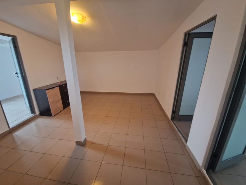 Închiriez etaj casa