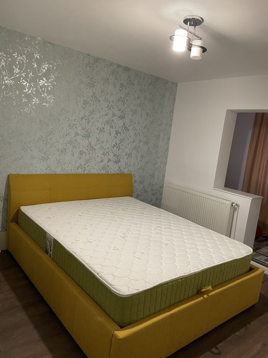 Pat tapițat cu saltea inclusă