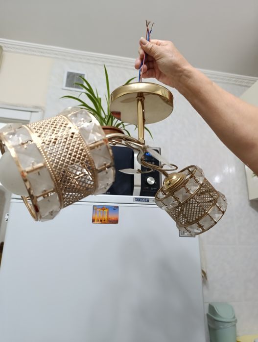 Люстра золотистая