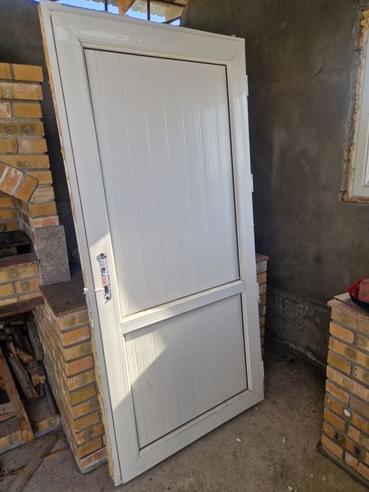 Пластиковые дверь