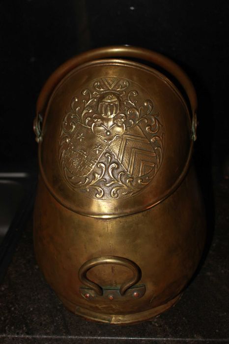 стар бронзов съд