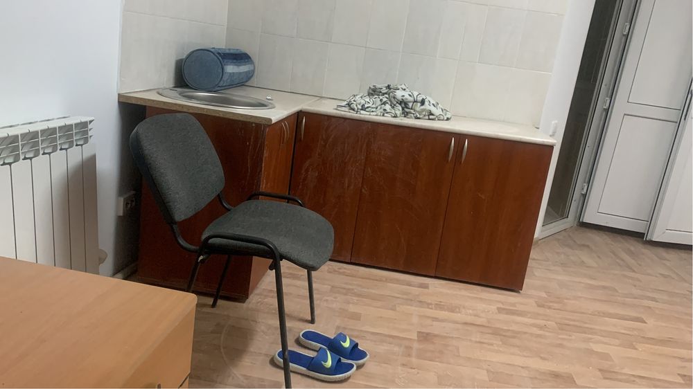 Стол со стульями/холодильник/тумба/диван