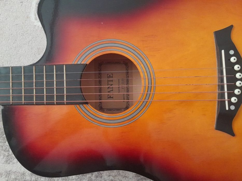 Gitara yangi Rossiyadan kelgan 
Gitara yangi Rossiyadan kelgan