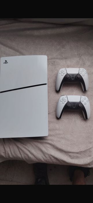 Vând PlayStation 5