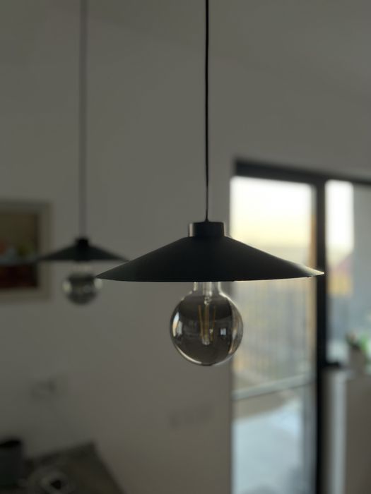 Pendul elegant cu bec negru