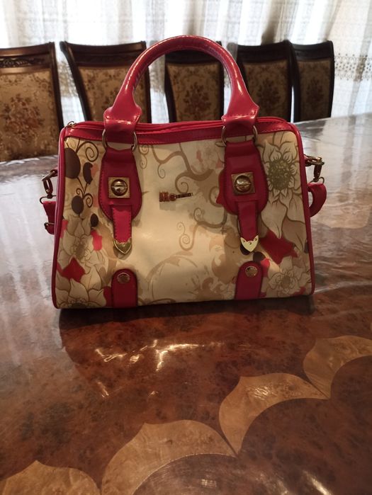 Yaxshi holatdagi tufli va sumkalar