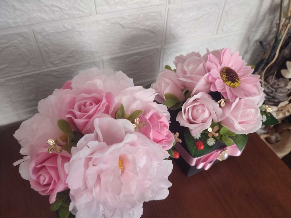 Аранжировки с рози от пластичен сапун