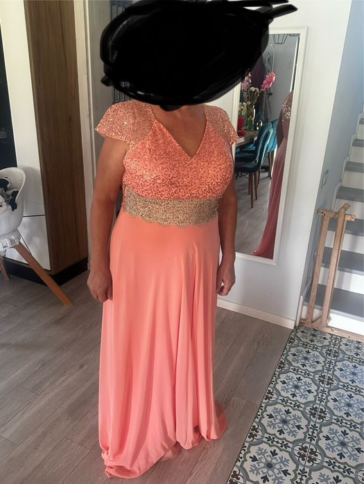 Vand rochie culoarea roz foarte frumoasa