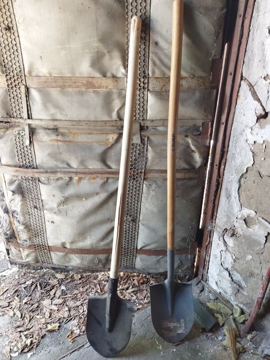 Лапата железная с ручкой