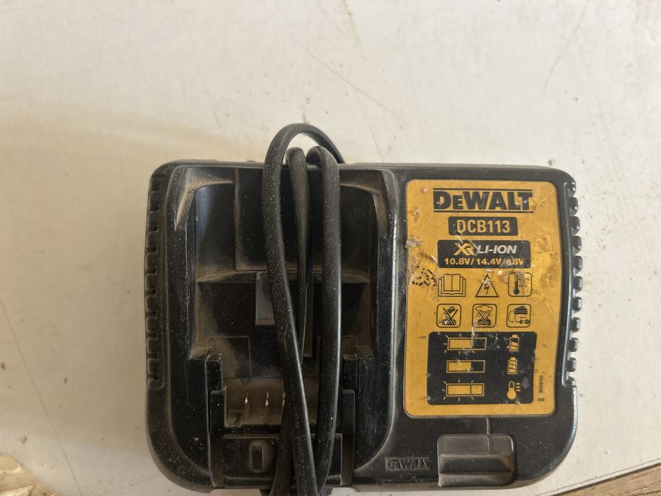 Fierastrau pendular dewalt cu baterie de 5mAh si incarcator