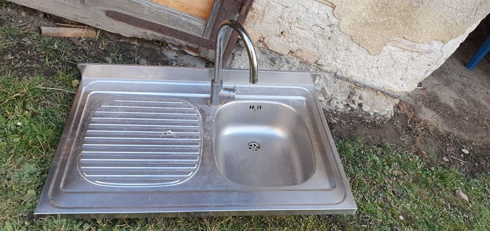 Vana din fonta + baterie + chiuveta bucatarie
Stare foarte buna de uti