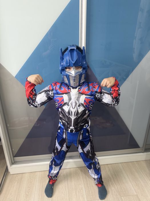 Продам костюм Оптимус Прайм-трансформер