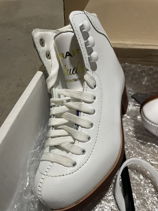 Коньки для фигурного катания.