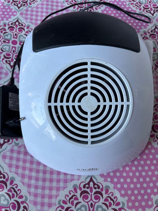Aspirator praf manichiură