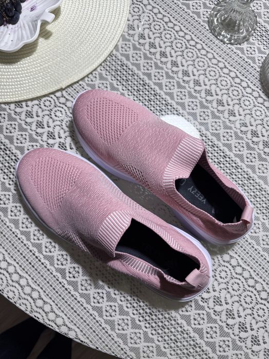 Кроссовки женские